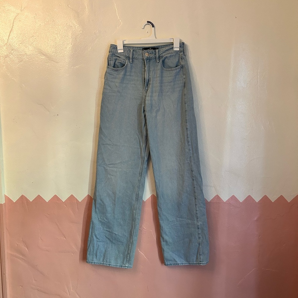 Hollister Ultra Highrise Baggy Jeans. 4L/27L